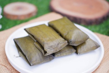 Geleneksel Endonezya tatlısı muz yaprağına sarılmış ya da haşlanmış pirinç..