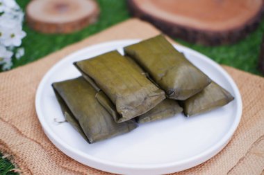Geleneksel Endonezya tatlısı muz yaprağına sarılmış ya da haşlanmış pirinç..