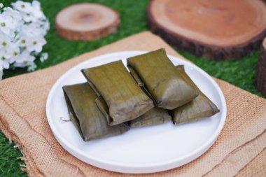 Geleneksel Endonezya tatlısı muz yaprağına sarılmış ya da haşlanmış pirinç..