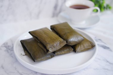 Geleneksel Endonezya tatlısı muz yaprağına sarılmış ya da haşlanmış pirinç..