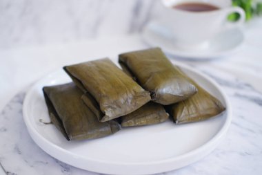 Geleneksel Endonezya tatlısı muz yaprağına sarılmış ya da haşlanmış pirinç..