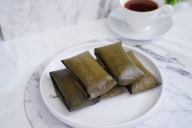 Geleneksel Endonezya tatlısı muz yaprağına sarılmış ya da haşlanmış pirinç..