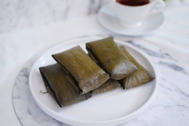 Geleneksel Endonezya tatlısı muz yaprağına sarılmış ya da haşlanmış pirinç..