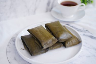 Geleneksel Endonezya tatlısı muz yaprağına sarılmış ya da haşlanmış pirinç..