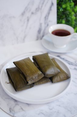 Geleneksel Endonezya tatlısı muz yaprağına sarılmış ya da haşlanmış pirinç..