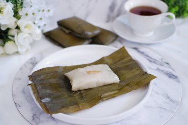 Geleneksel Endonezya tatlısı muz yaprağına sarılmış ya da haşlanmış pirinç..