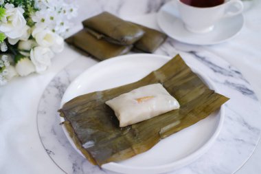 Geleneksel Endonezya tatlısı muz yaprağına sarılmış ya da haşlanmış pirinç..