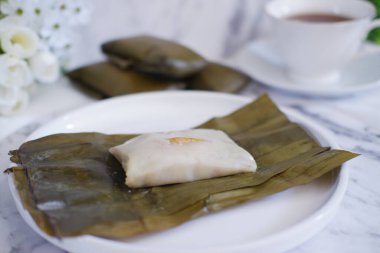 Geleneksel Endonezya tatlısı muz yaprağına sarılmış ya da haşlanmış pirinç..