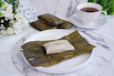 Geleneksel Endonezya tatlısı muz yaprağına sarılmış ya da haşlanmış pirinç..