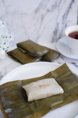 Geleneksel Endonezya tatlısı muz yaprağına sarılmış ya da haşlanmış pirinç..