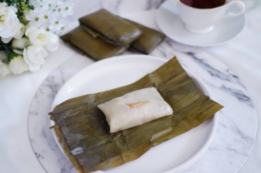 Geleneksel Endonezya tatlısı muz yaprağına sarılmış ya da haşlanmış pirinç..