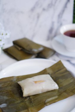 Geleneksel Endonezya tatlısı muz yaprağına sarılmış ya da haşlanmış pirinç..