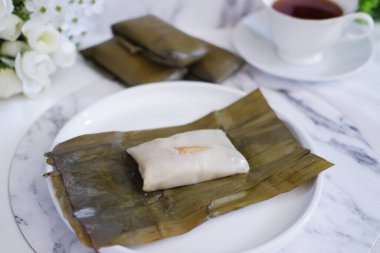 Geleneksel Endonezya tatlısı muz yaprağına sarılmış ya da haşlanmış pirinç..