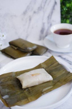 Geleneksel Endonezya tatlısı muz yaprağına sarılmış ya da haşlanmış pirinç..