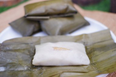 Geleneksel Endonezya tatlısı muz yaprağına sarılmış ya da haşlanmış pirinç..