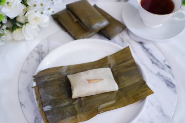 Geleneksel Endonezya tatlısı muz yaprağına sarılmış ya da haşlanmış pirinç..