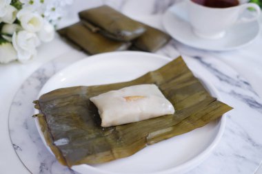 Geleneksel Endonezya tatlısı muz yaprağına sarılmış ya da haşlanmış pirinç..