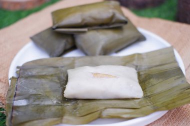 Geleneksel Endonezya tatlısı muz yaprağına sarılmış ya da haşlanmış pirinç..