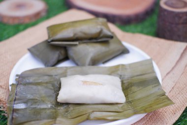 Geleneksel Endonezya tatlısı muz yaprağına sarılmış ya da haşlanmış pirinç..