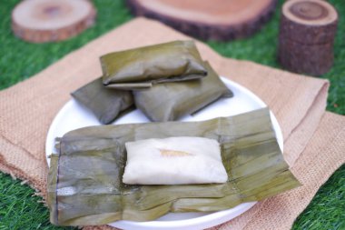 Geleneksel Endonezya tatlısı muz yaprağına sarılmış ya da haşlanmış pirinç..