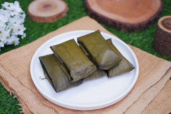 Geleneksel Endonezya tatlısı muz yaprağına sarılmış ya da haşlanmış pirinç..