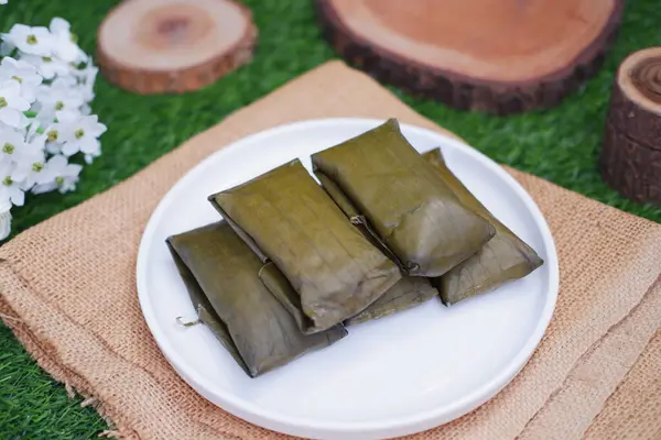 Geleneksel Endonezya tatlısı muz yaprağına sarılmış ya da haşlanmış pirinç..