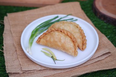 Körili puf ya da Pastel Goreng Endonezya 'da Pasta Popüler' dir. Kızarmış hamur işi, sotelenmiş sebze, tavuk ve haşlanmış yumurta. Yanında sos ya da çiğ biber de var.