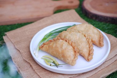 Körili puf ya da Pastel Goreng Endonezya 'da Pasta Popüler' dir. Kızarmış hamur işi, sotelenmiş sebze, tavuk ve haşlanmış yumurta. Yanında sos ya da çiğ biber de var.