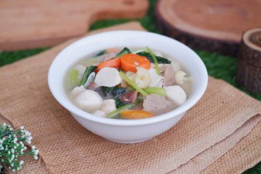 Capcay, kızarmış sebzeleri mantar, köfte ve tavukla karıştır. Beyaz kasede servis edilir.