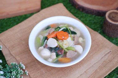 Capcay, kızarmış sebzeleri mantar, köfte ve tavukla karıştır. Beyaz kasede servis edilir.