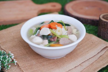 Capcay, kızarmış sebzeleri mantar, köfte ve tavukla karıştır. Beyaz kasede servis edilir.