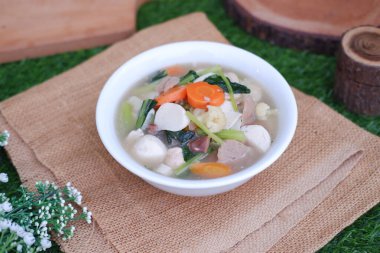 Capcay, kızarmış sebzeleri mantar, köfte ve tavukla karıştır. Beyaz kasede servis edilir.