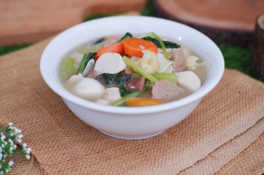 Capcay, kızarmış sebzeleri mantar, köfte ve tavukla karıştır. Beyaz kasede servis edilir.