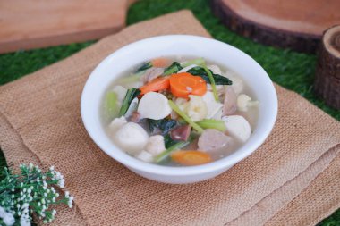 Capcay, kızarmış sebzeleri mantar, köfte ve tavukla karıştır. Beyaz kasede servis edilir.