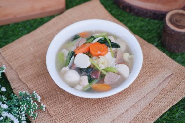 Capcay, kızarmış sebzeleri mantar, köfte ve tavukla karıştır. Beyaz kasede servis edilir.