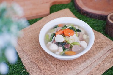 Capcay, kızarmış sebzeleri mantar, köfte ve tavukla karıştır. Beyaz kasede servis edilir.