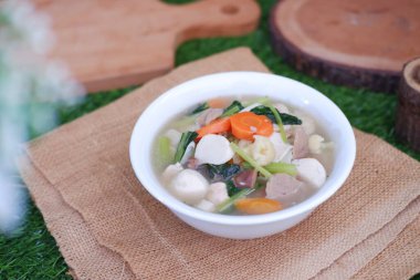 Capcay, kızarmış sebzeleri mantar, köfte ve tavukla karıştır. Beyaz kasede servis edilir.