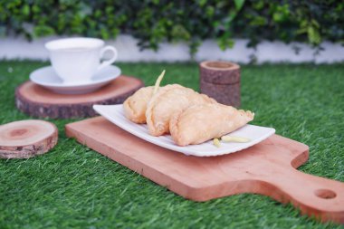 Körili puf ya da Pastel Goreng Endonezya 'da Pasta Popüler' dir. Kızarmış hamur işi, sotelenmiş sebze, tavuk ve haşlanmış yumurta. Yanında sos ya da çiğ biber de var.