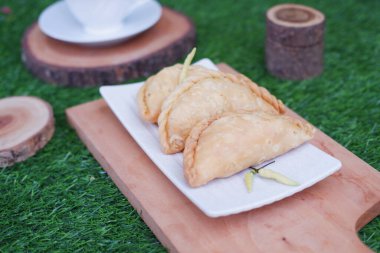 Körili puf ya da Pastel Goreng Endonezya 'da Pasta Popüler' dir. Kızarmış hamur işi, sotelenmiş sebze, tavuk ve haşlanmış yumurta. Yanında sos ya da çiğ biber de var.