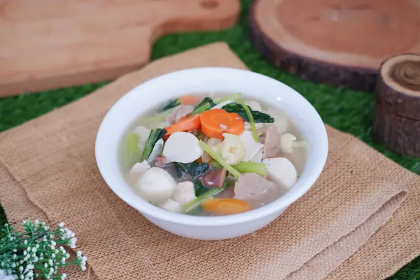 Capcay, kızarmış sebzeleri mantar, köfte ve tavukla karıştır. Beyaz kasede servis edilir.