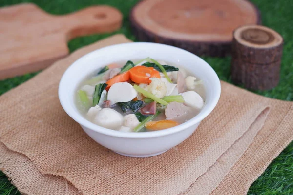 Capcay, kızarmış sebzeleri mantar, köfte ve tavukla karıştır. Beyaz kasede servis edilir.