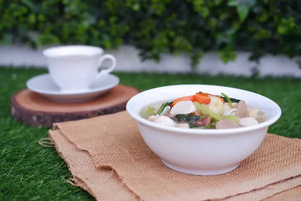 Capcay, kızarmış sebzeleri mantar, köfte ve tavukla karıştır. Beyaz kasede servis edilir.