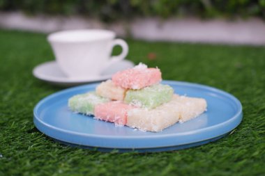 Getuk Lindri, geleneksel yemek Java Endonezya 'dan çimen arka planına karşı