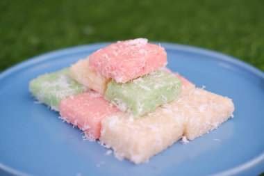 Getuk Lindri, geleneksel yemek Java Endonezya 'dan çimen arka planına karşı