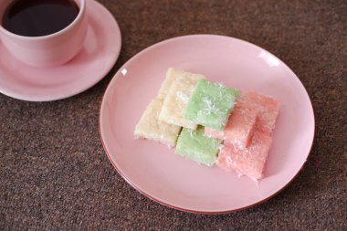 Getuk Lindri, geleneksel yemek Java Endonezya 'dan çimen arka planına karşı