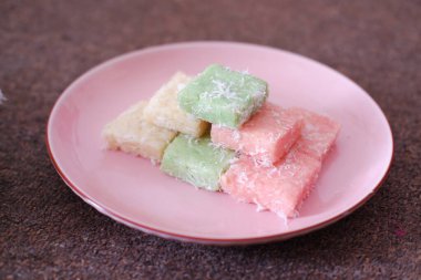 Getuk Lindri, geleneksel yemek Java Endonezya 'dan çimen arka planına karşı