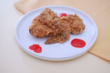 Bir tabak soslu kızarmış tavuk, stok fotoğrafı.