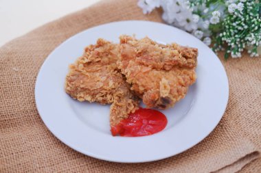 Bir tabak soslu kızarmış tavuk, stok fotoğrafı.