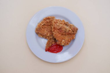 Bir tabak soslu kızarmış tavuk, stok fotoğrafı.