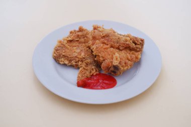 Bir tabak soslu kızarmış tavuk, stok fotoğrafı.